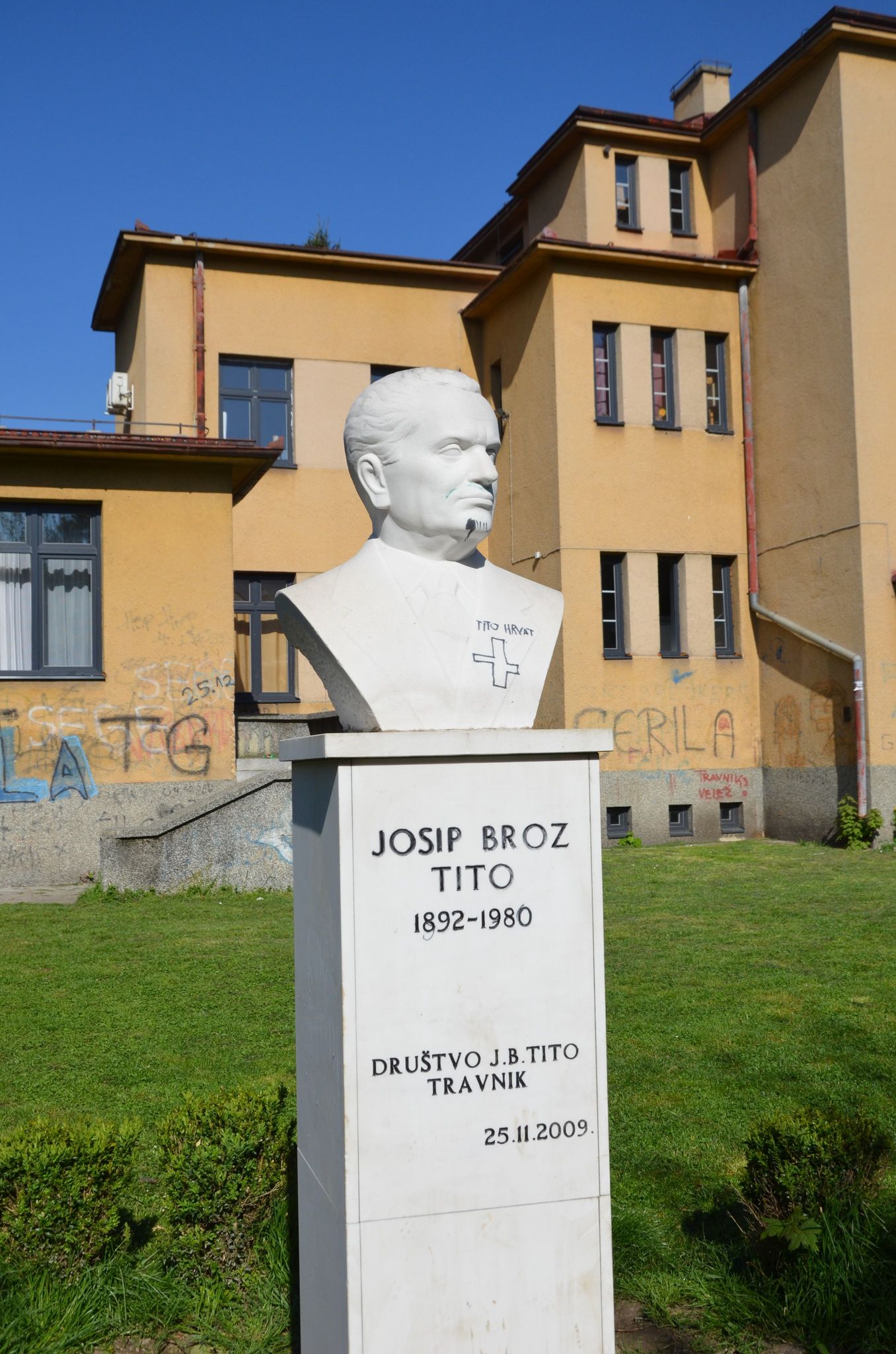 Oskrnavljena bista „Josipa Broza Tita“ u Travniku